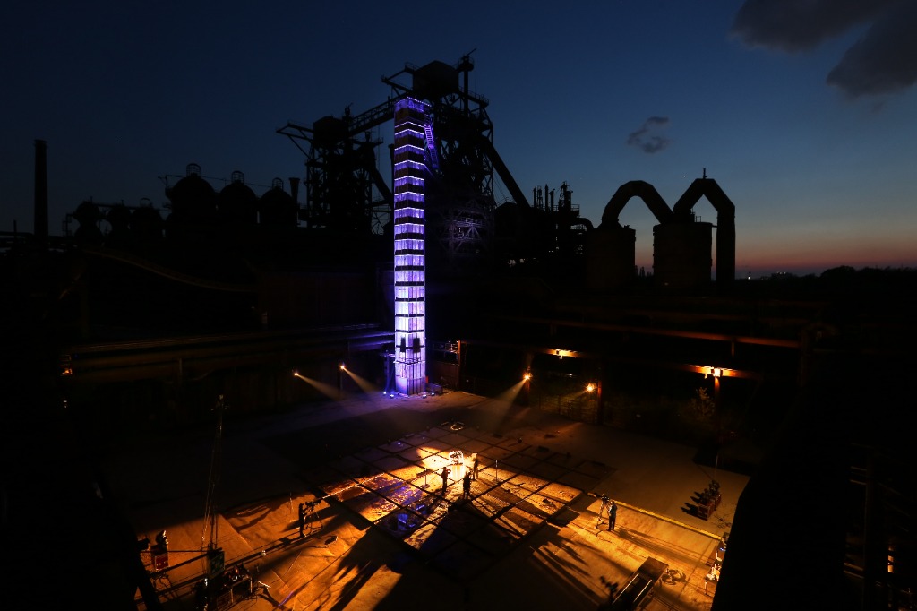 Wide shot of light pillar