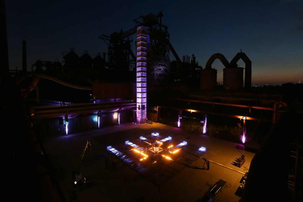 Ground neon cross in pink